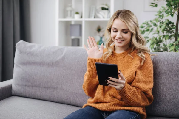 Mujer teniendo chat de vídeo en la tableta en casa — Foto de Stock