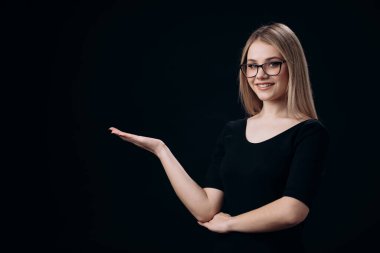 Avuçta kopyalama alanı tutan kadın