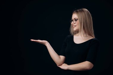 Siyah arkaplanda boşluk gösteren kadın