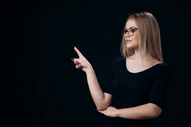 Boş alanda parmağı olan sarışın.