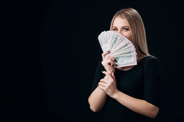 Blond som täcker ansiktet med dollarsedlar — Stockfoto
