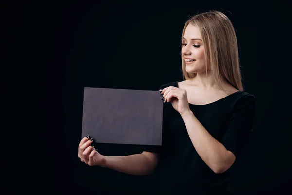 Žena držící černou tabuli s kopírovacím prostorem — Stock fotografie