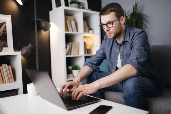 Homem focado usando laptop para trabalho remoto — Fotografia de Stock