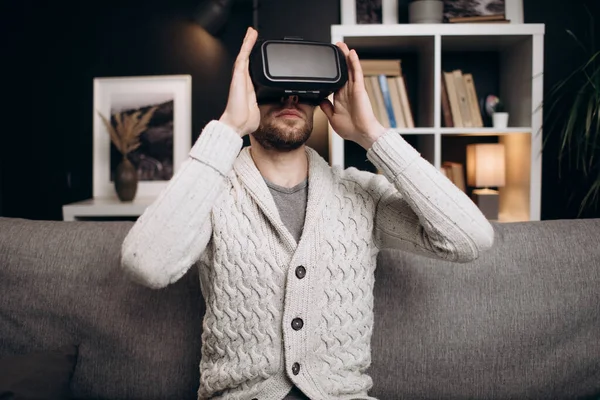 Bello uomo che indossa VR auricolare a casa — Foto Stock