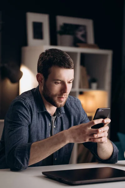Homem usando smartphone durante o tempo livre em casa — Fotografia de Stock