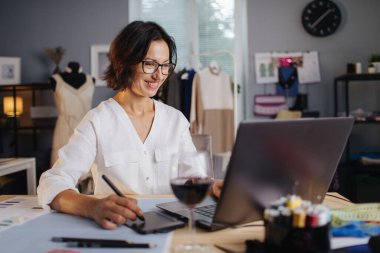 İş için dizüstü ve grafik tableti kullanan tasarımcı