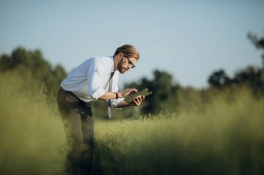 Tabletli bir çiftçi.