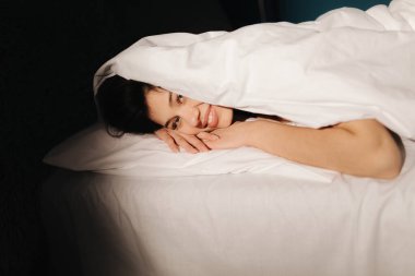 Uyandıktan sonra yatakta dinlenmek.