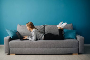 Evde dizüstü bilgisayarla rahatlama