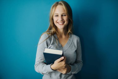 Kitapla poz veren kadın