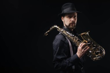Omzunda saksafonu olan adam.