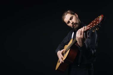 Gitar kullanan yetenekli bir sanatçı.