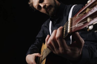 Gitar çalan yetenekli bir müzisyen.