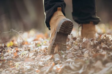 Dışarıda yürüyen çizmeli bir yürüyüşçü.