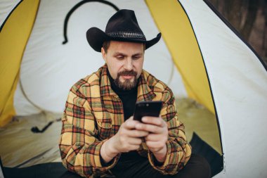 Akıllı telefonla ormanda kamp yapmak.