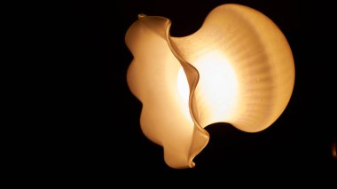 Karanlık bir arka planda gece lambası. Klasik efekt tarzı resim. Asgari konsept.