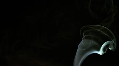 Duman koyu arkaplanda izole edildi