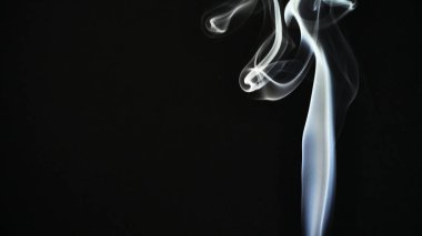 Duman koyu arkaplanda izole edildi