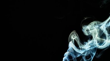 Duman koyu arkaplanda izole edildi