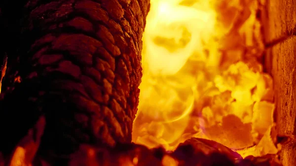 在壁炉里近照燃烧的柴火 — 图库照片
