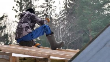 Akşamları Rus fırınında yanan ahşap ateş kirişleri, sarı alev püskürtüleriyle yükselen kıvılcımlar. Sabit yakın çekim. Kusursuz döngülü animasyon. loş ışık