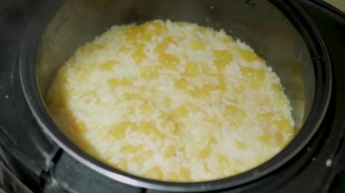Çoklu fırında kabaklı pirinç lapası. renk