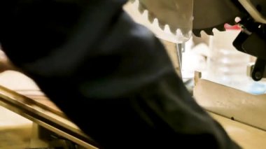 Marangozluk - ahşap bir adam keskin dairesel testere ile ahşap detay kesiyor. Az ışık. renk