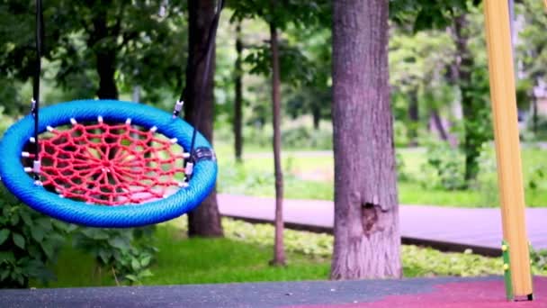 Lege schommel in de speeltuin. Zwaaien zonder kinderen. Coronavirus, quarantaine concept. kleur — Stockvideo