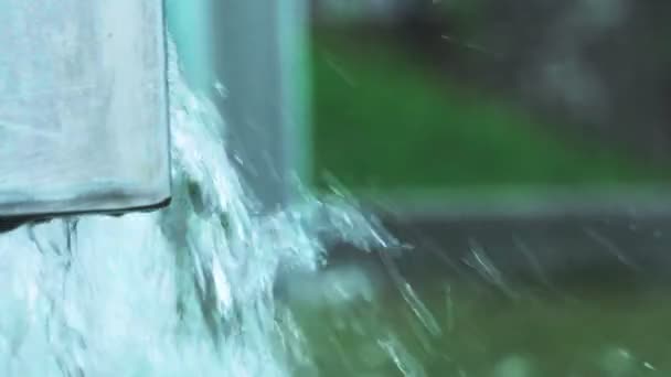 Regnvatten rinner ner i avloppet vackert. slow motion. färg — Stockvideo
