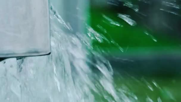 Regnvatten rinner ner i avloppet vackert. slow motion. färg — Stockvideo