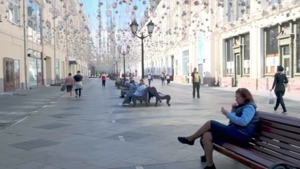 Moskva Ryssland sommaren 2020. människor går längs Nikolskaja gatan i centrum av Moskva. färg — Stockvideo