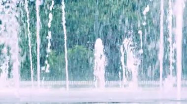 Güzel, eski bir çeşmede su püskürtüyor. Yakın plan. Güneşli bir yaz gününde parkta ağır çekimde çekim yapmak. renk