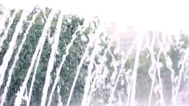 Wasserdüsen in einem wunderschönen alten Steinbrunnen in Nahaufnahme. Schießen im Park an einem sonnigen Sommertag in Zeitlupe. Farbe — Stockvideo