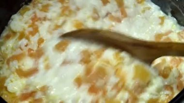 Çoklu fırında kabaklı pirinç lapası. renk