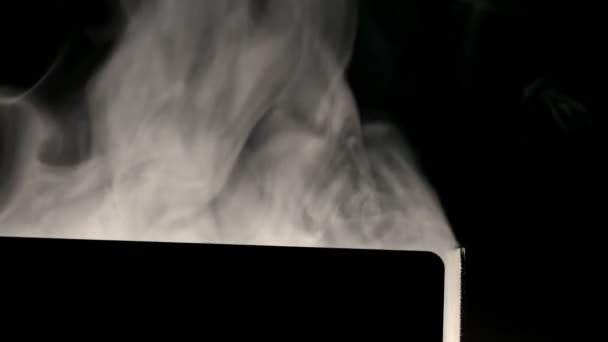 黒を基調とした煙 光が煙を照らす — ストック動画