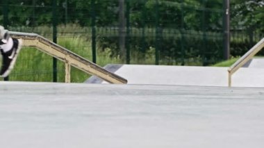 Rusya Moskova 2020. Çocuklar, gençler sonbaharda ekstrem spor sokak paten parkında kaykay ve scooter kullanıyor. yavaş çekim