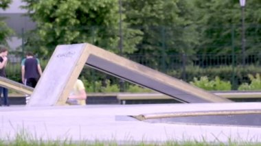 Rusya Moskova 2020. Çocuklar, gençler sonbaharda ekstrem spor sokak paten parkında kaykay ve scooter kullanıyor. yavaş çekim