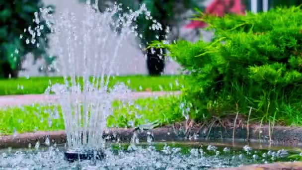 Kleine Fontein Spuitwater Slow Motion Video Beelden Van Werkende Fontein — Stockvideo