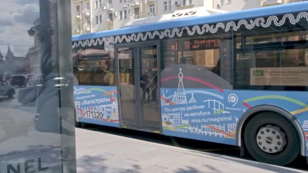 Ryssland Moskva September 2020 Syn Avgående Buss Från Hållplatsen Demonstration — Stockvideo