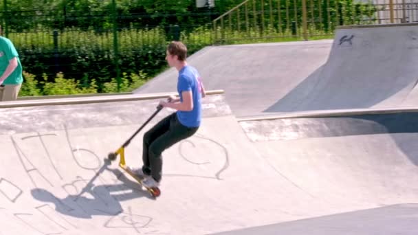 俄罗斯 2020年 秋天的时候 孩子们和青少年们在极限运动街上的滚动式公园里玩滑板和滑板车 慢动作 — 图库视频影像