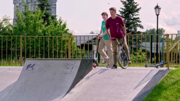 Росія 2020 Москва Діти Підлітки Восени Їздять Скейтбордах Скутерах Парку — стокове відео