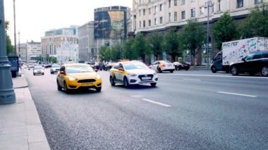 Moskova Eylül 2020 Moskova şehir merkezinde trafik akışı. Yavaş çekim videosu