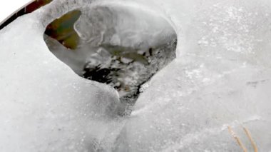 Tatlı su eksikliği, iklim değişikliği sorunları, paslı fıçıya damlayan yağmur, eriyen kaynak, buz fıçısına akan su yüzünden yağmur suyu hasat ediliyor. Kapat.