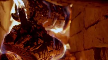 Rus şöminesinde yanan odun.