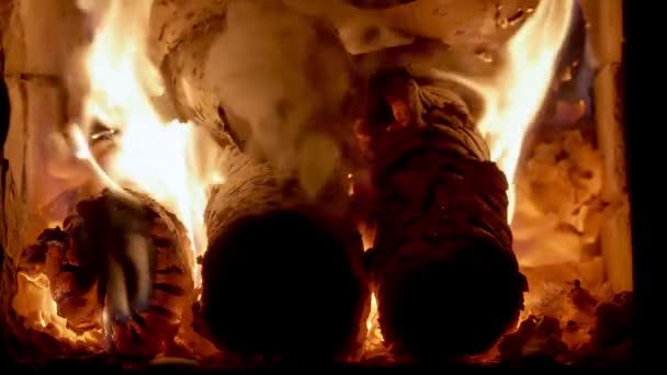 Brandend hout in de Russische open haard — Stockvideo