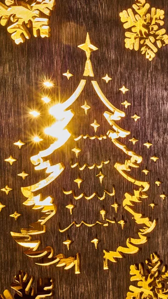 Σκαλισμένα Ξύλο Χριστουγεννιάτικο Δέντρο Φωτισμένο Στην Πίσω Πλευρά Από Λαμπτήρα — Φωτογραφία Αρχείου