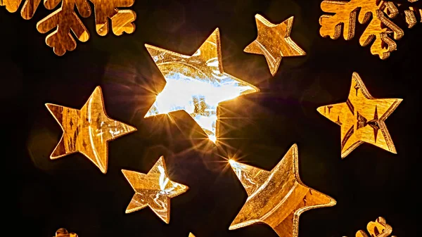 Arkasından Parlayan Parlayan Parlayan Bir Lamba Ile Ahşap Oyulmuş Yıldızlar — Stok fotoğraf