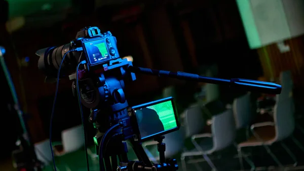 Camera Tripod Lecture Hall Low Light — Stock Photo, Image