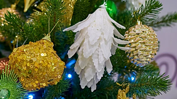 Χριστουγεννιάτικα Στολίδια Whist Στο Χριστουγεννιάτικο Δέντρο — Φωτογραφία Αρχείου