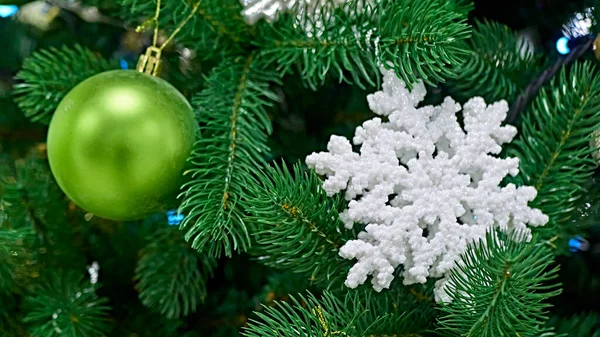 圣诞树上的圣诞装饰品 — 图库照片